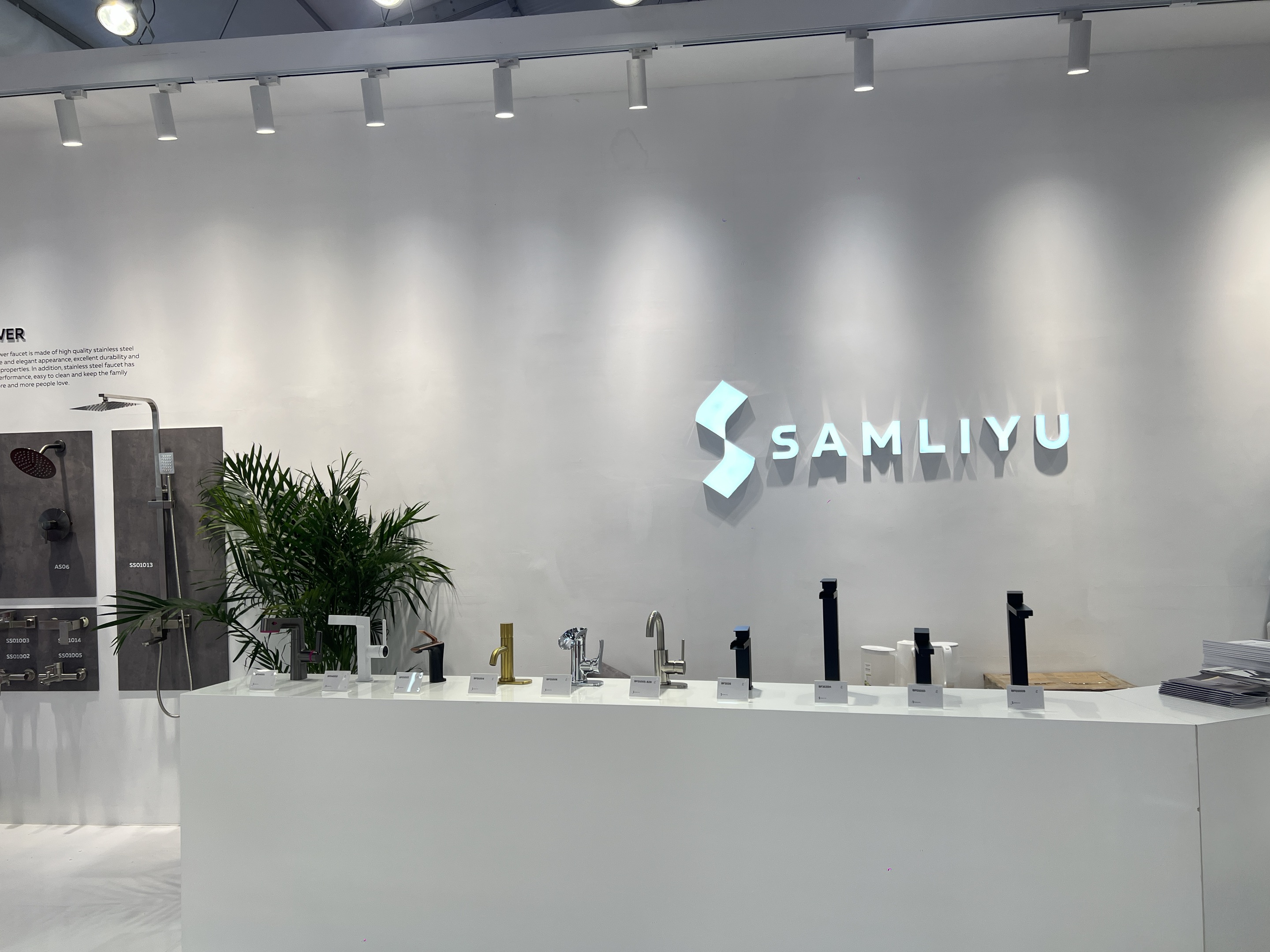 torneira de banheiro preta