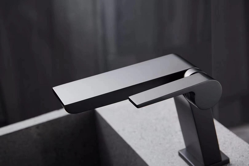 Torneiras de banheiro de uma cachoeira de orif&iacute;cio &uacute;nico