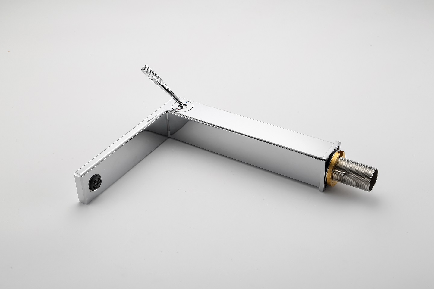 pia e torneira do banheiro