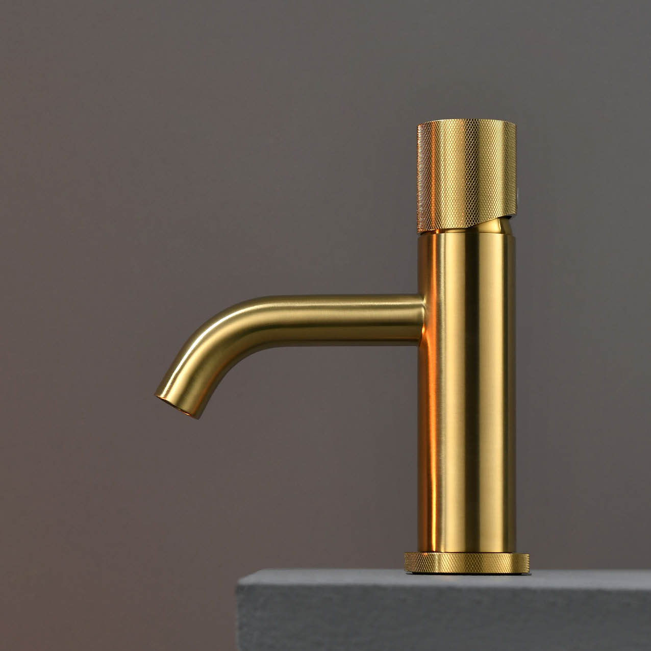 Sly Kaiping Matte Black and Gold Single Handle Basin Torneiras