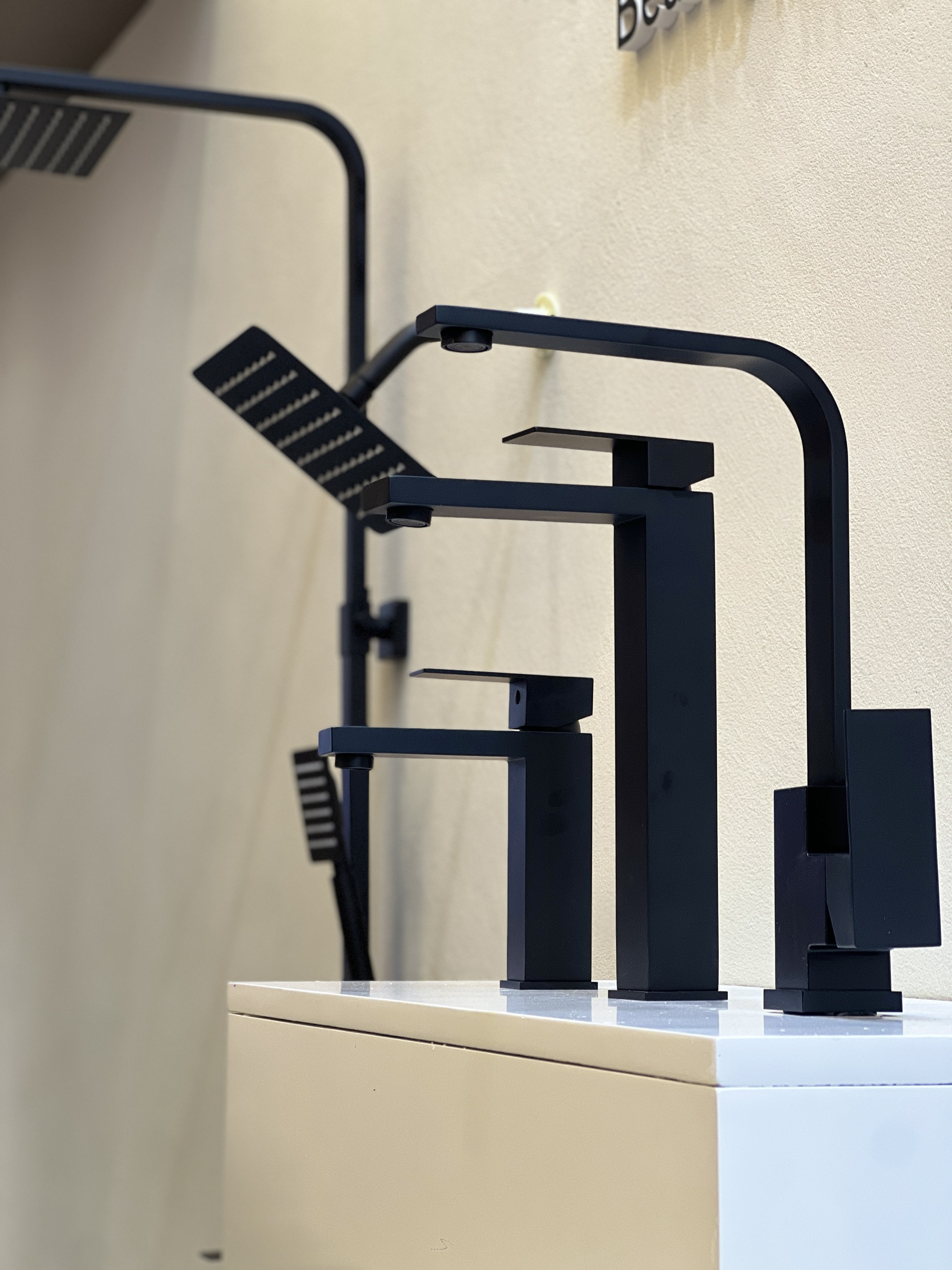 torneira de banheiro preta