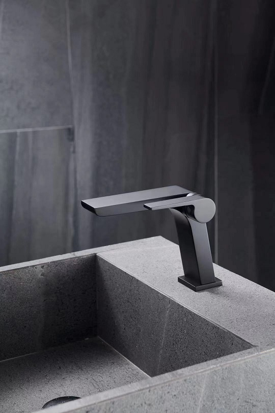 pias e torneiras de banheiro