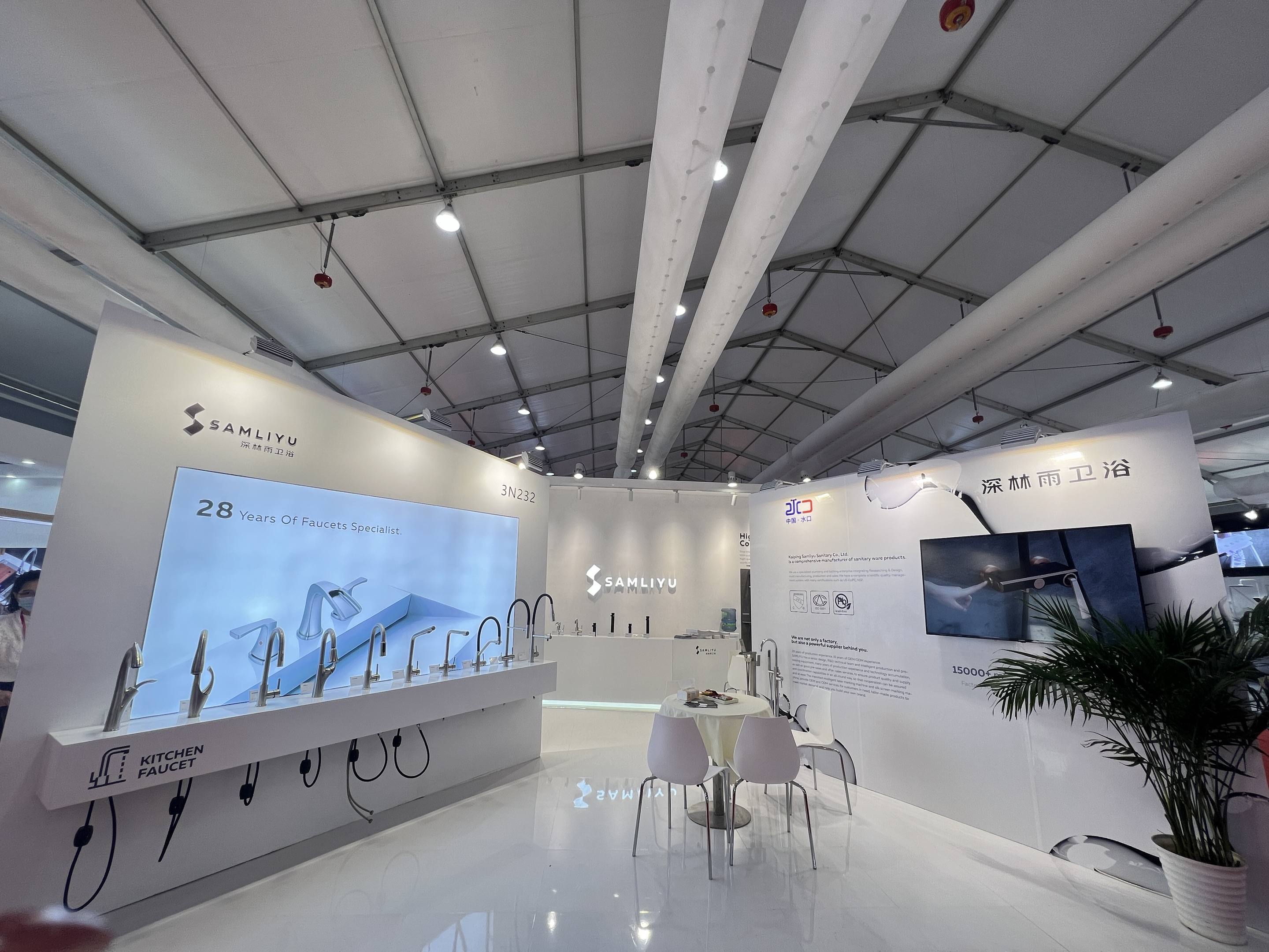 torneira de banheiro cromada