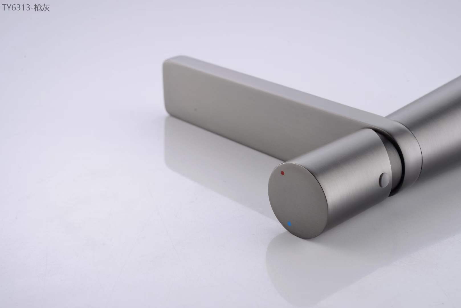 torneiras de banheiro montadas na parede