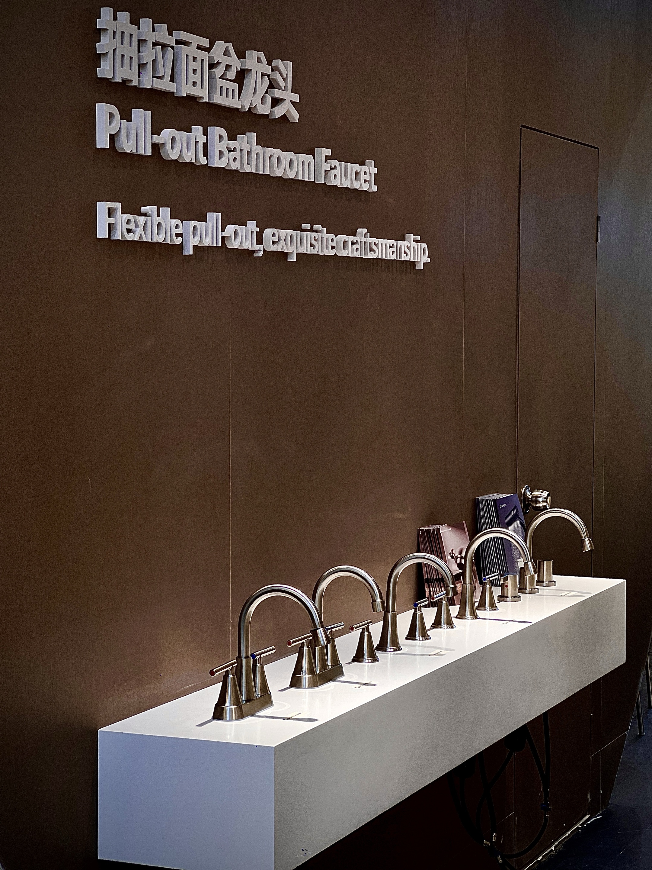 Torneira extra&iacute;vel para banheiro