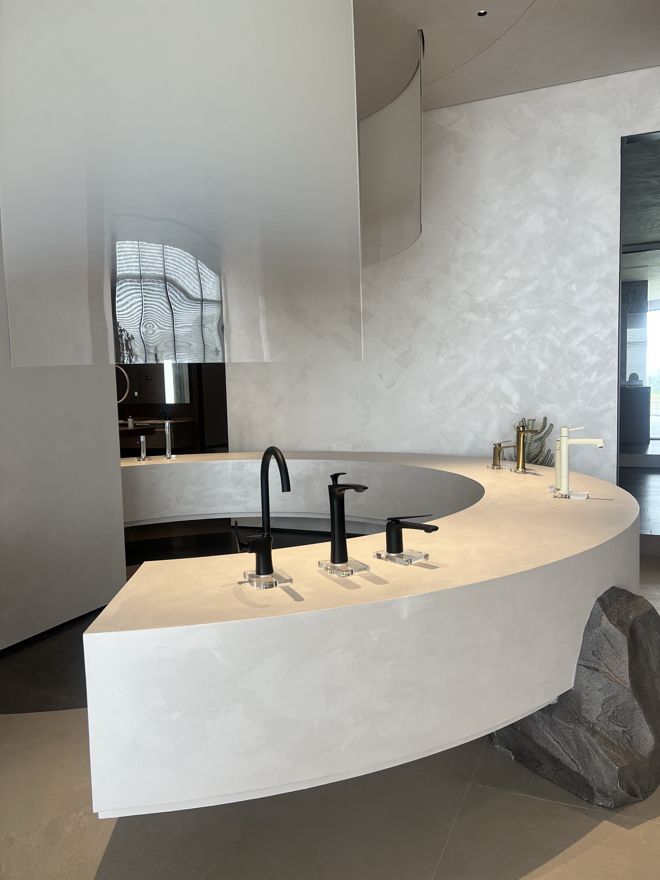 Torneira de banheiro de n&iacute;quel escovado