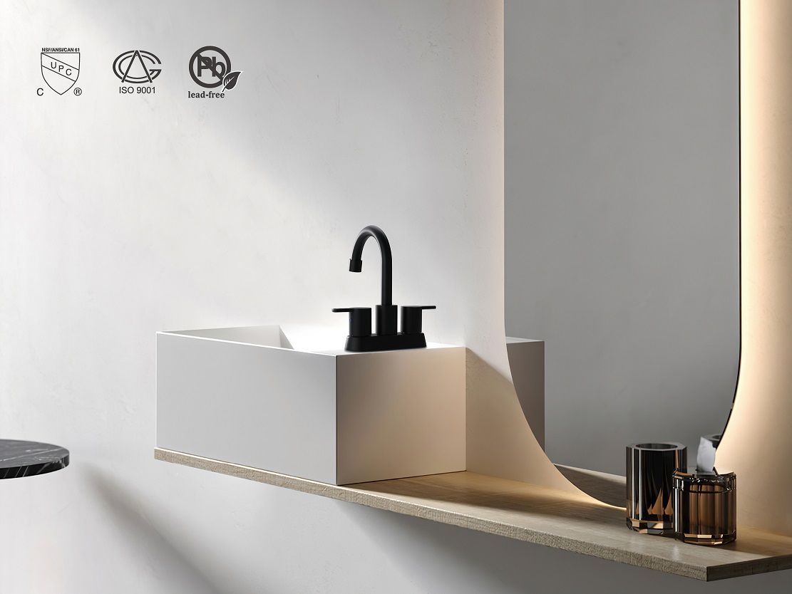 banheiro com torneira de ouro