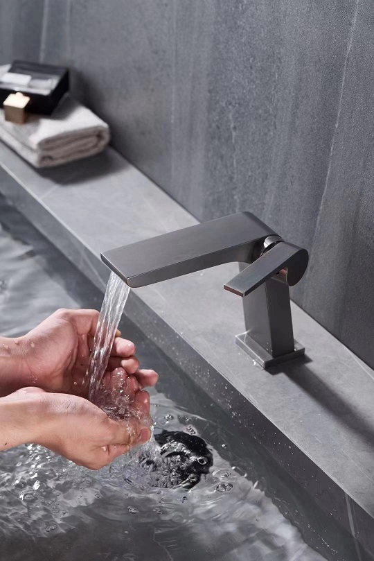 torneiras de banheiro de lat&atilde;o