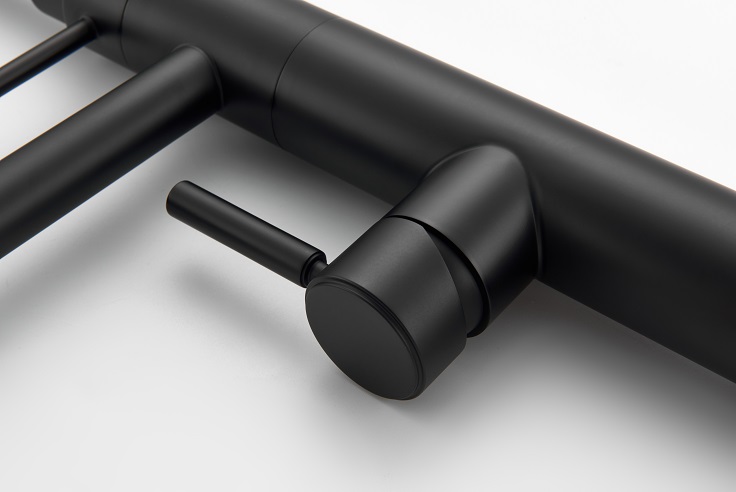 Torneira de cozinha preta com pulverizador