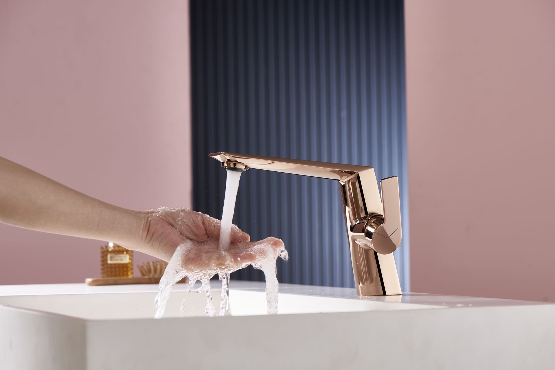 torneira de banheiro cromada