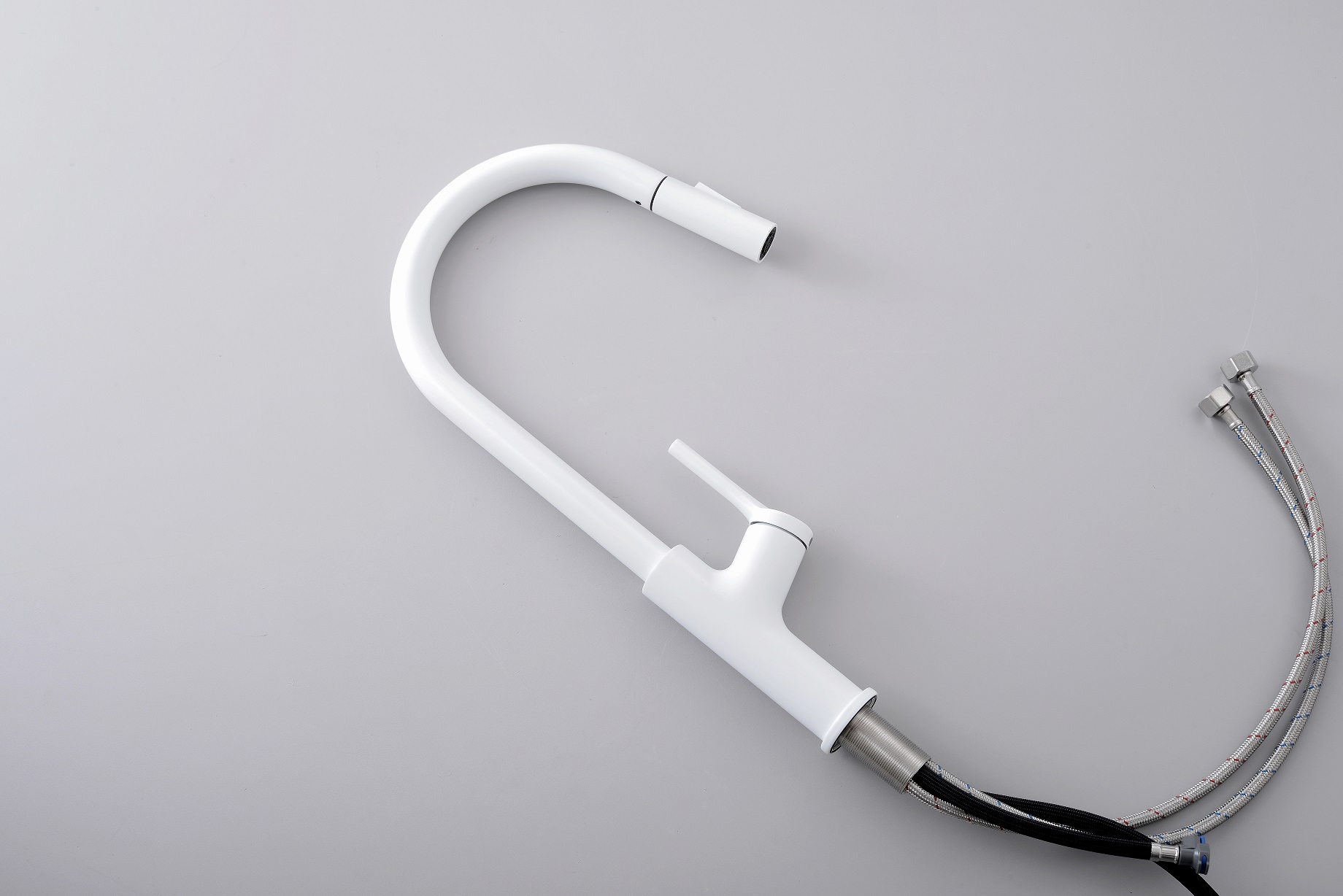 Puxe a torneira da cozinha