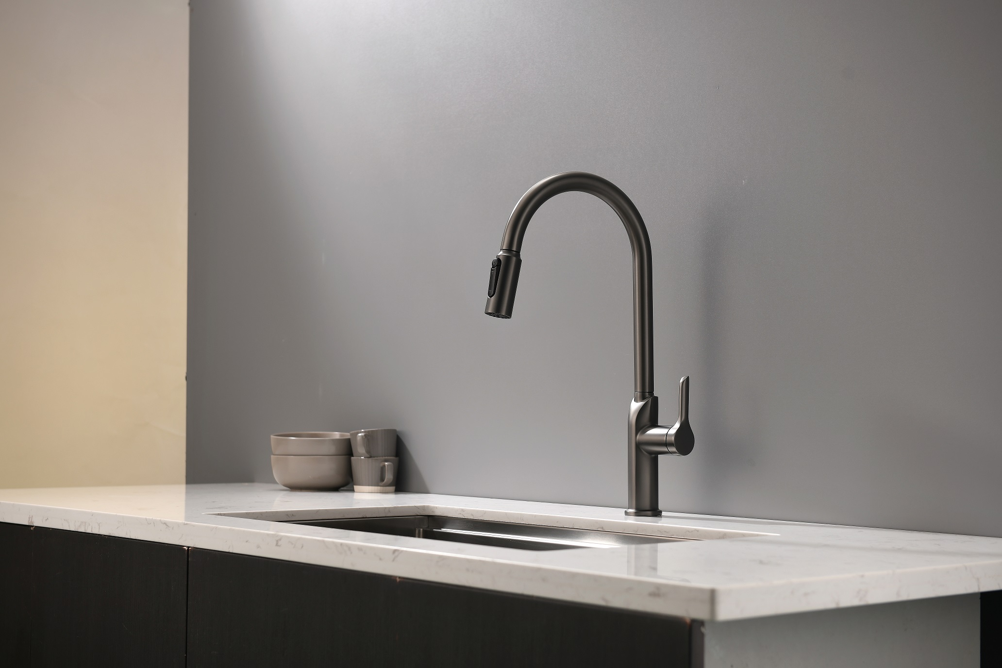 Puxe a torneira da cozinha