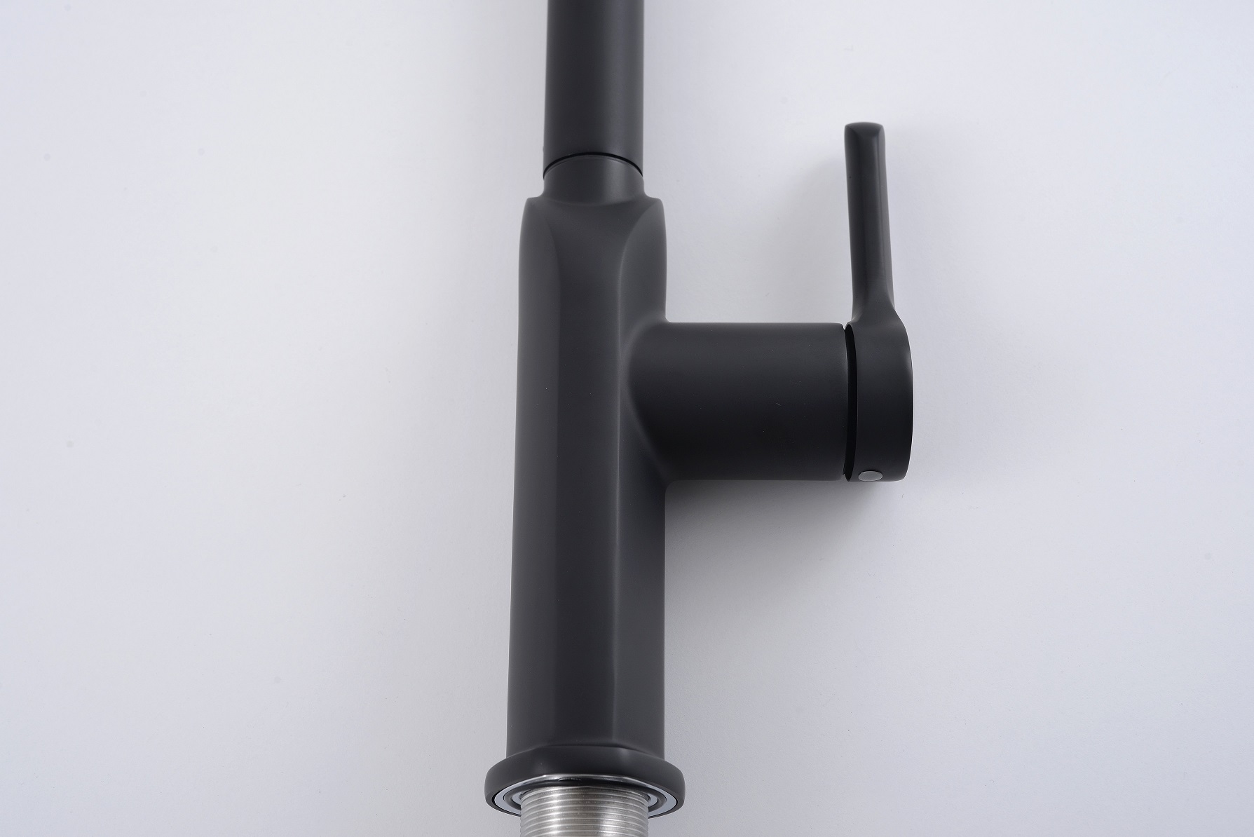 Puxe a torneira da cozinha