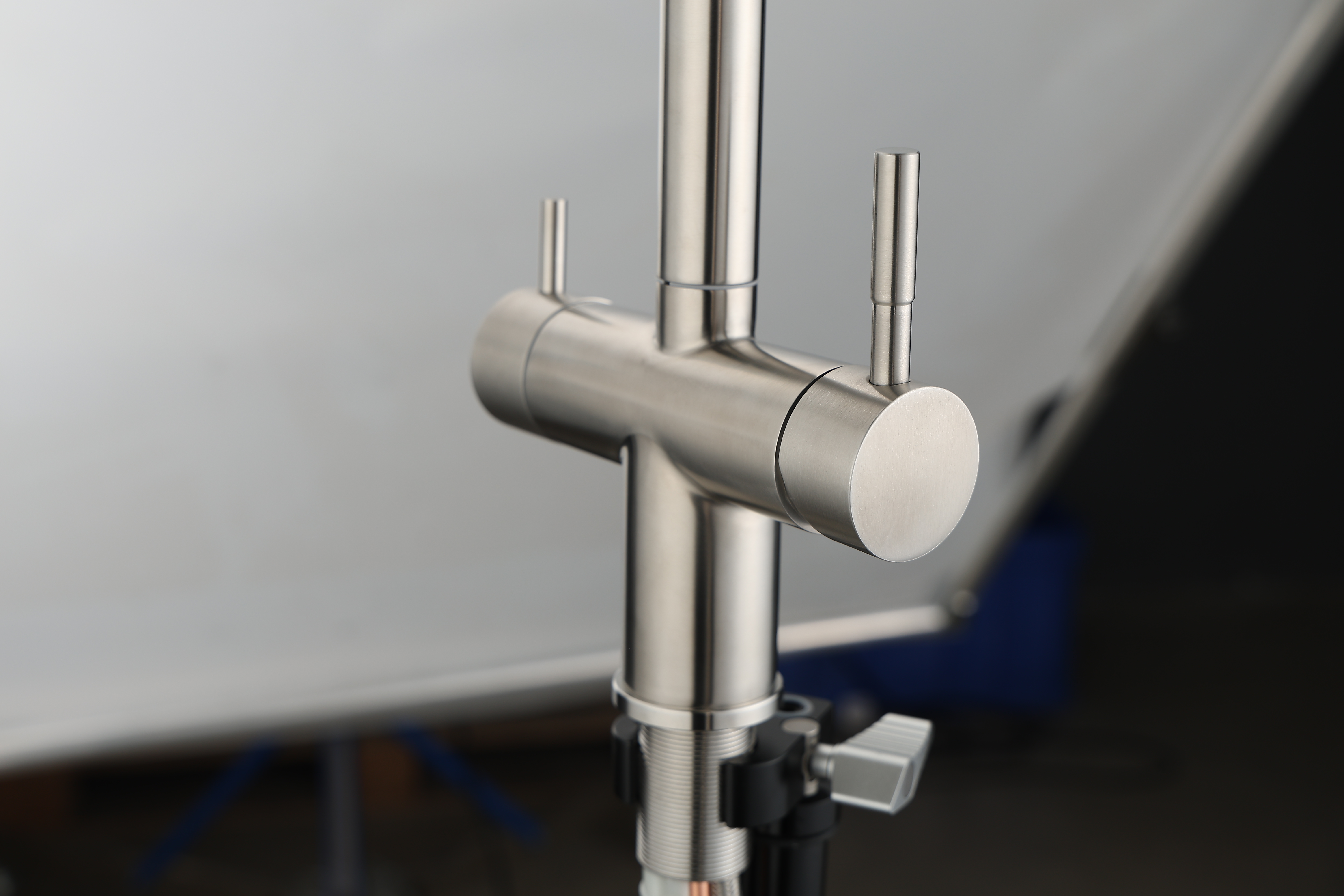 n&iacute;quel escovados de tr&ecirc;s vias torneira