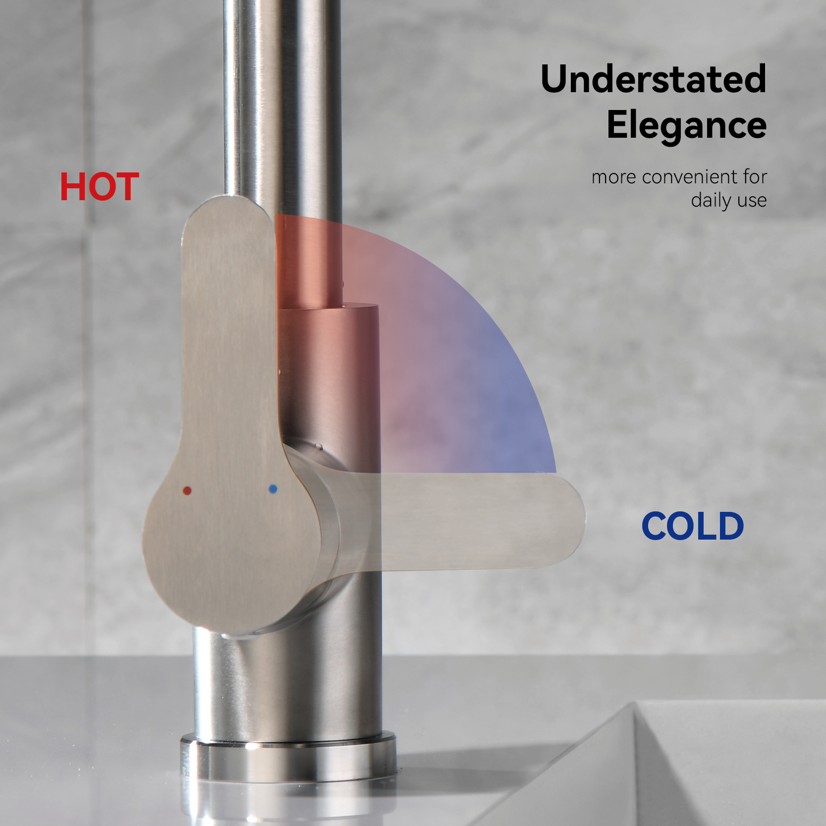 cozinha com torneira de ouro escovado