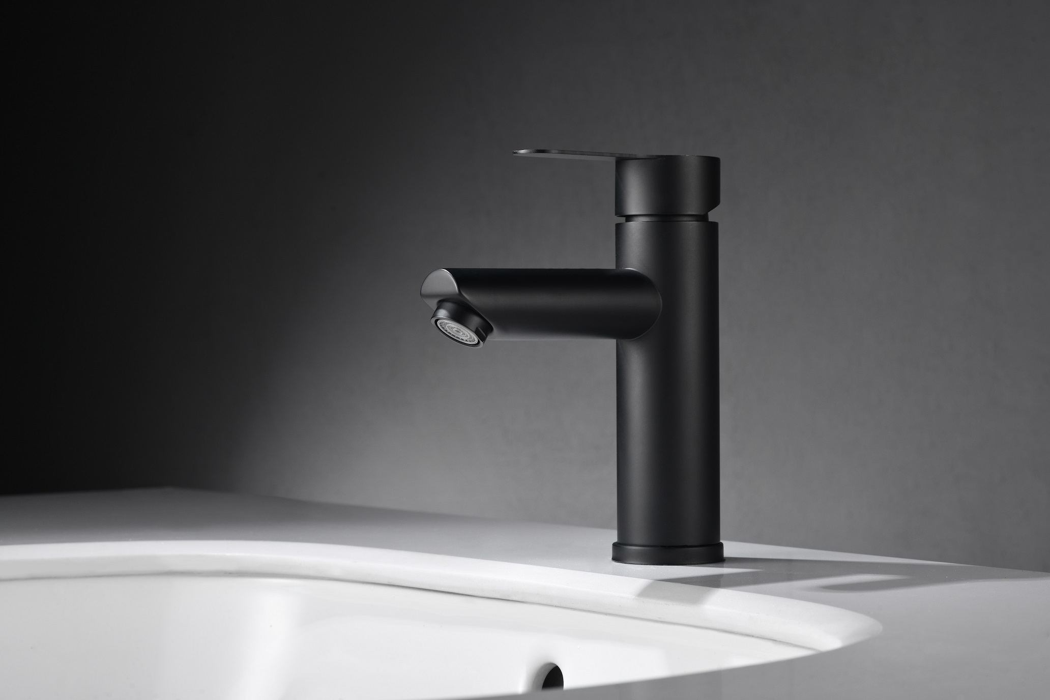 torneira de banheiro com uma al&ccedil;a