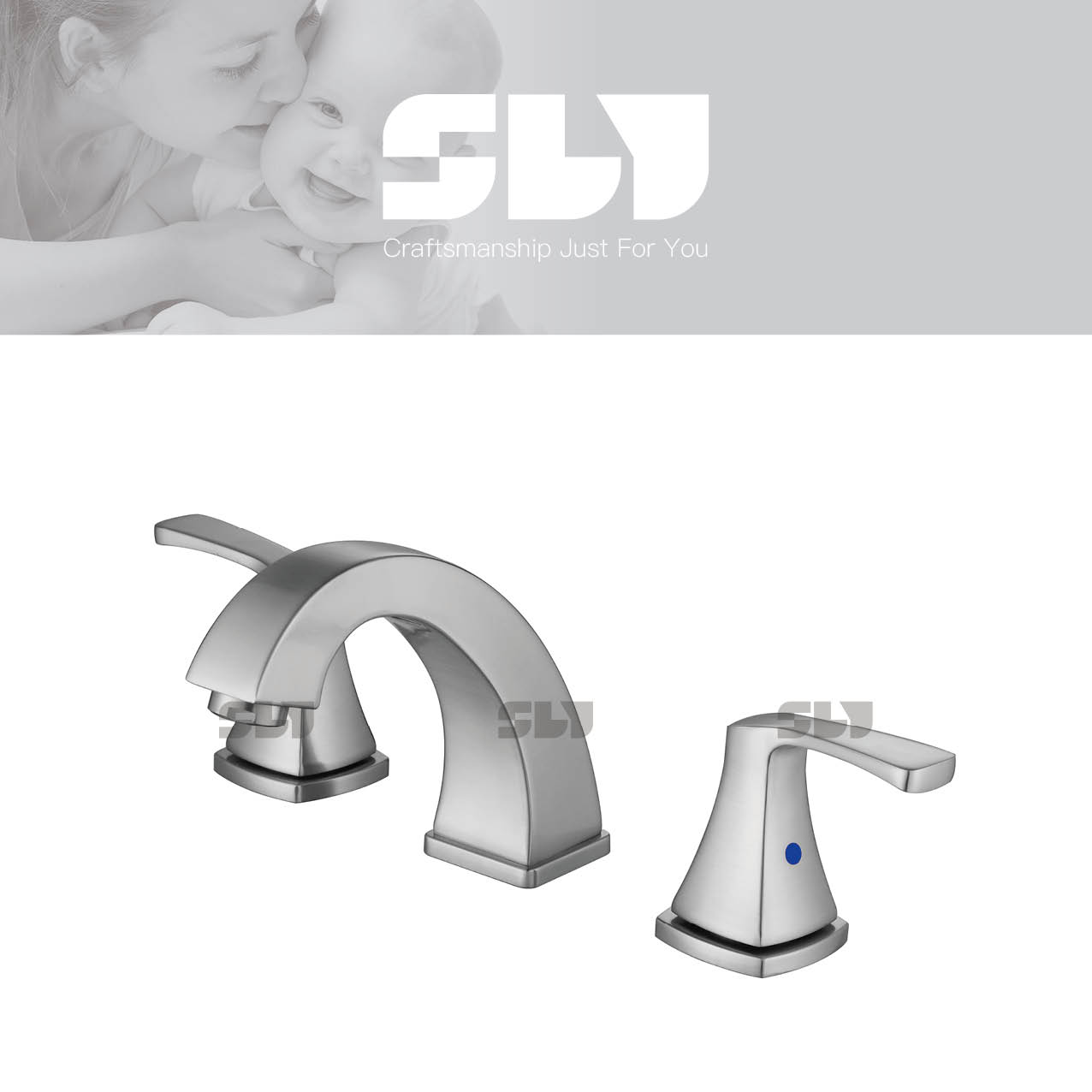 banheiro com torneira de ouro