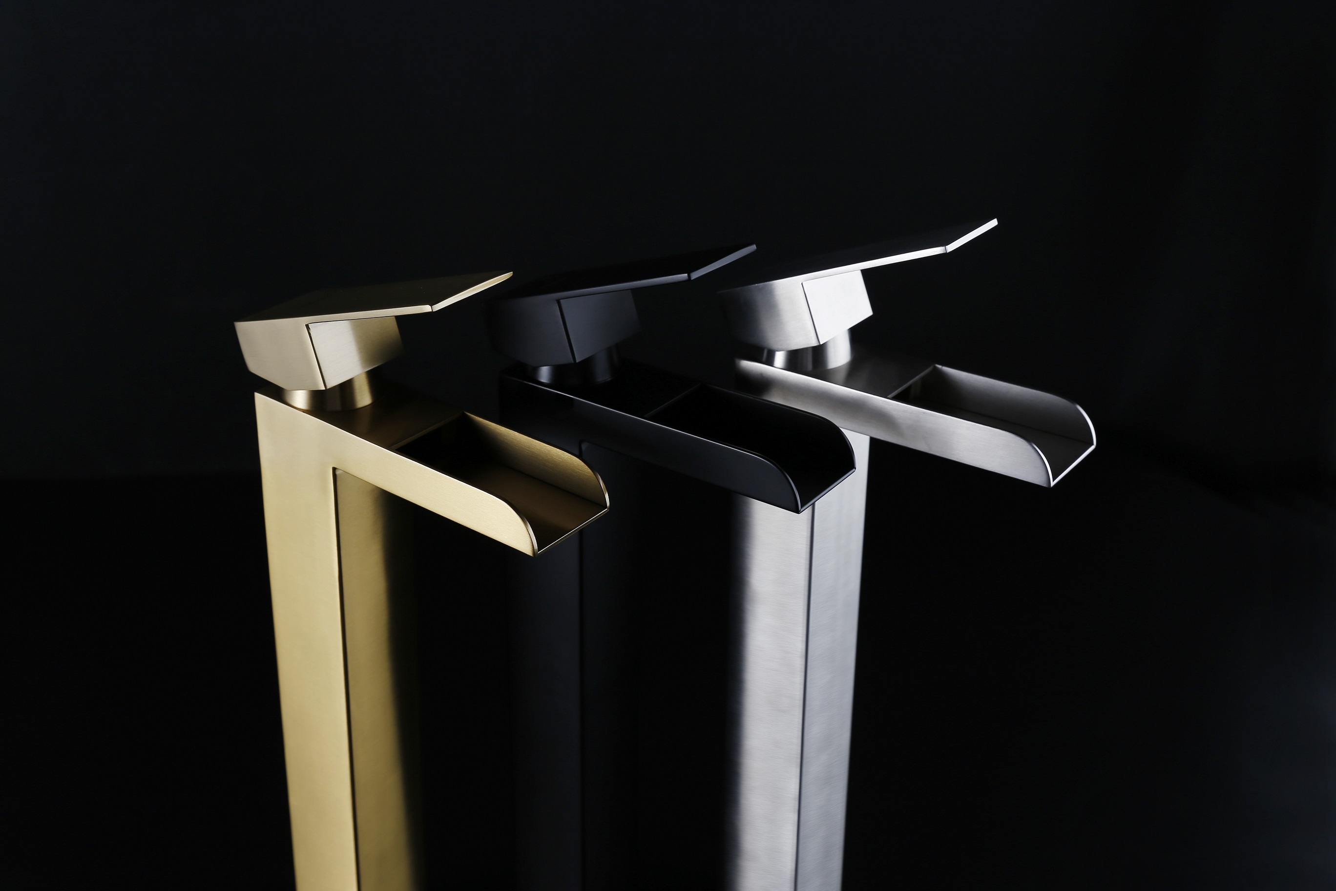 torneira de banheiro montada na parede